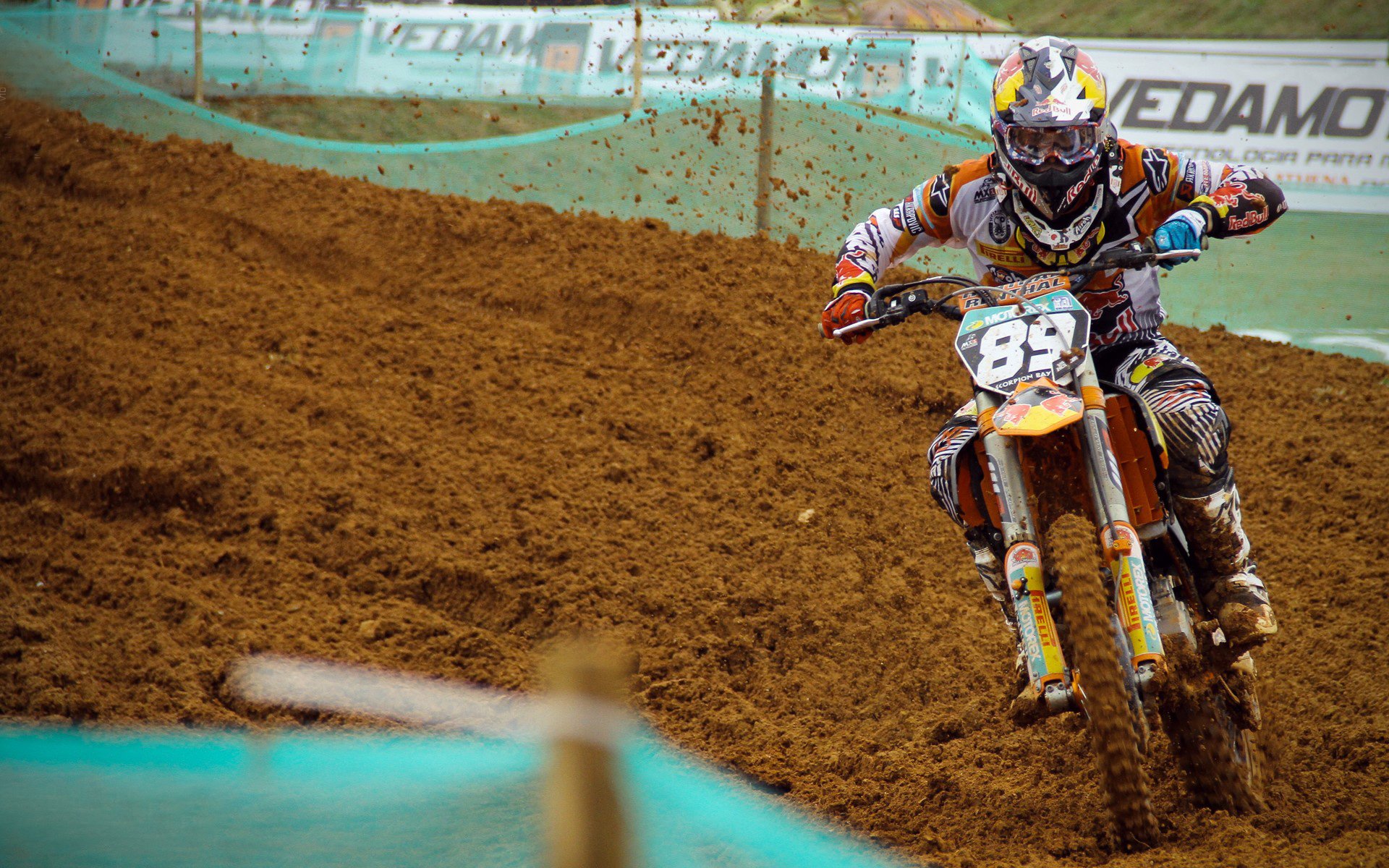 电竞产业蓬勃发展,全球赛事热度飙升,职业选手收入创新高