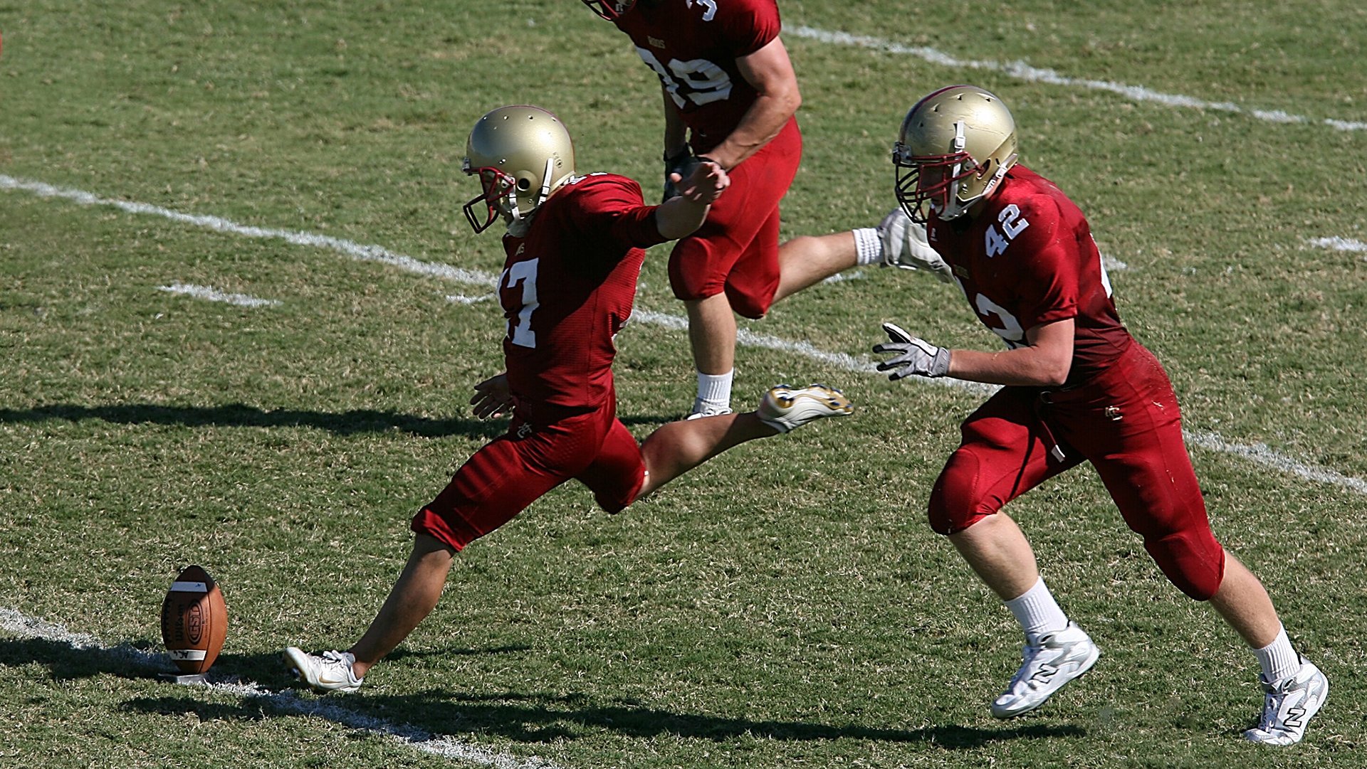 英超联赛激战正酣,曼城绝杀利物浦登顶积分榜